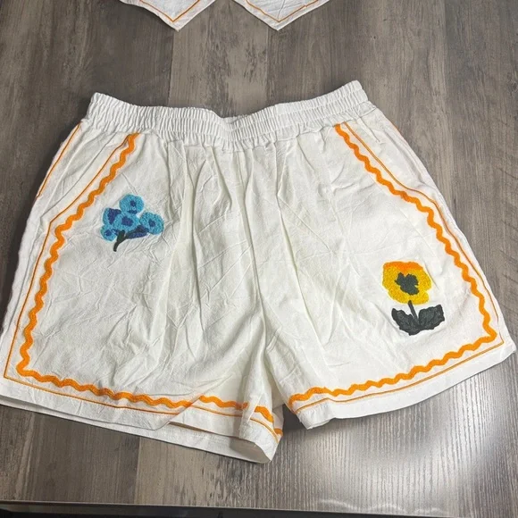 Cottagecore Festival White Short and Vest Set with Floral Embroidery - Picture 2 of 11